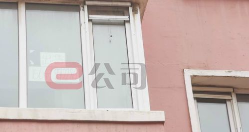 房子窗户对着楼角