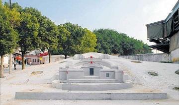 墓地旁的房子 墓地旁的房子